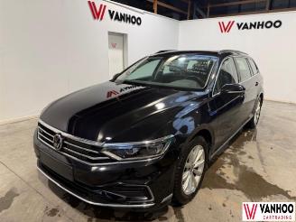 damaged passenger cars Volkswagen Passat  2021/1