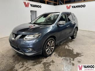 Vaurioauto  passenger cars Nissan X-Trail  2016/11