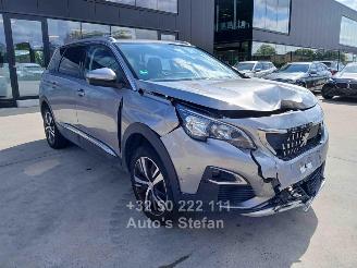 Vaurioauto  passenger cars Peugeot 5008 ALLURE 2020/10