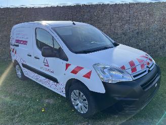 damaged passenger cars Citroën Berlingo VTi 95 KLIMA -- NAVI -- LKW 2018/2