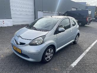 damaged passenger cars Toyota Aygo 1.0 2006/2