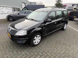uszkodzony samochody osobowe Dacia Logan 1.6-16V Lauréate 7p. 2011/12
