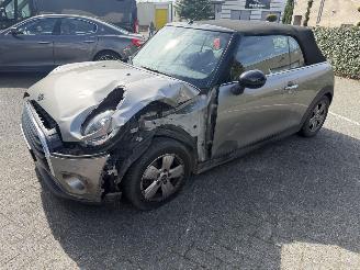 krockskadad bil auto Mini  1.5 Cooper Chili Cabrio 2019/11