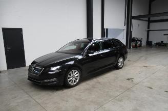 krockskadad bil auto Skoda Superb BREAK 2021/11