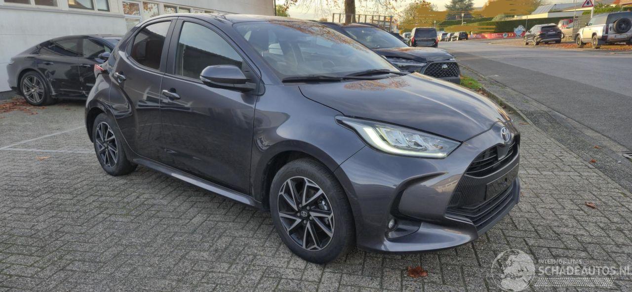 Toyota Yaris 1.5 benzin * Navigatie*LED*Aluminium velgen*Camera*trekhaak*KeylessGo*