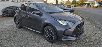 Schadeauto Toyota Yaris 1.5 Hybride* Navigatie*LED*Aluminium velgen*Camera*trekhaak*KeylessGo* 2023/10