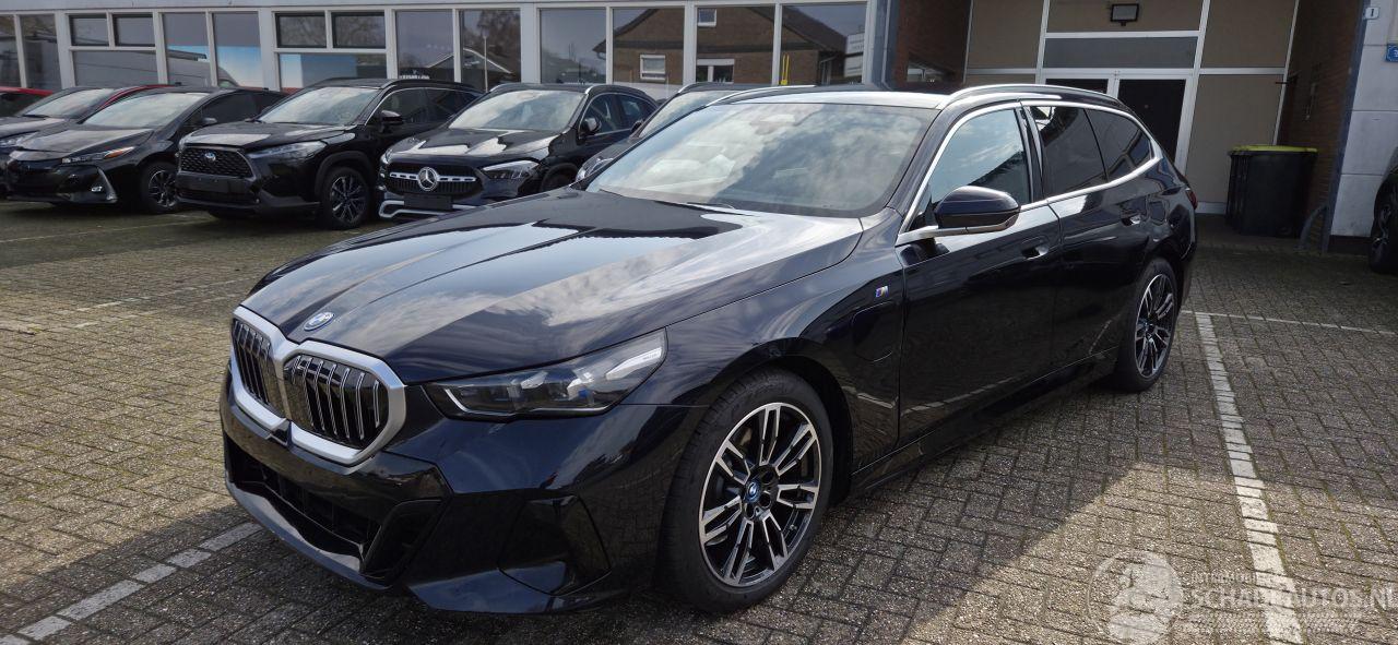 BMW 5-serie 530e PlugIn Hybride M Sport Touring*Ambiente*HeadUp*360 Camera*Trekhaak*Leren Comfortstoelen met memory*HarmanKardon Sound*DAB*