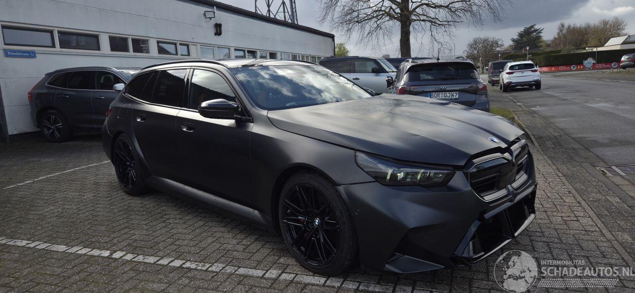 BMW M5 Touring M Drive Professionel*PlugIn*Panoramadak*Ambiente*HeadUp*Carbon*Compound Remsysteem rood*360*Parkeer +*Shadowline*Memory*Bower&Wilkins Sound*