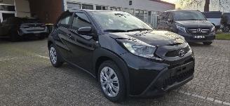 krockskadad bil auto Toyota Aygo X Play*1.0L*Automaat*Ambiente*Navigatie*DAB*Camera 2025/4