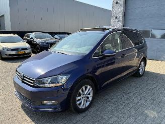 krockskadad bil auto Volkswagen Touran VW TOURAN 1.6D DSG 2017 7 ZIT 2017/2