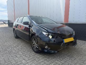 Damaged car Toyota Auris Touring Sports 1.8 hybride 2014/1