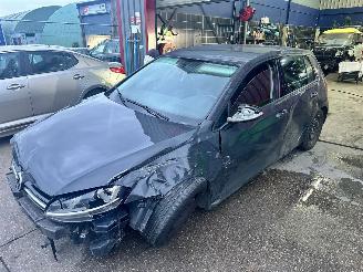 damaged passenger cars Volkswagen Golf 1.6 TDI 2015/5