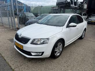 krockskadad bil auto Skoda Octavia 1.6 TDI Greenline 2013/12