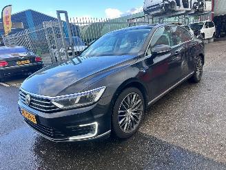 Vaurioauto  passenger cars Volkswagen Passat 1.4 TSI / GTE / DSG / PLUG IN / LEER 2015/11