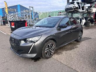 damaged passenger cars Peugeot 208 1.2 AUTOMAAT 2022/3