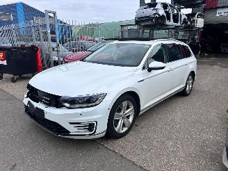 skadebil auto Volkswagen Passat 1.4 GTE / DSG / PANO / VOLLE AUTO / 2018/5