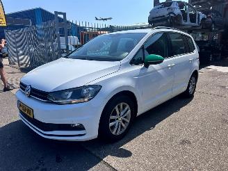 krockskadad bil auto Volkswagen Touran 1.0 TSI 7 PERSOON 2019/6