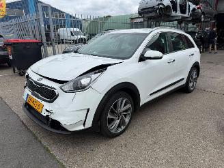 Vaurioauto  passenger cars Kia Niro 1.6 GDI HYBRIDE 2019/6