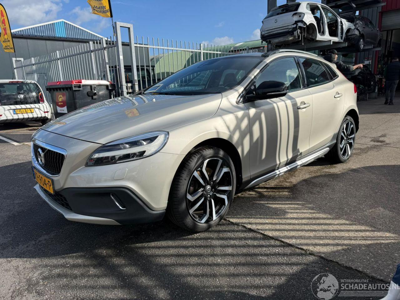 Volvo V-40 2.0 D4 NORDIC + CROSS COUNTRY / PANO / LEER