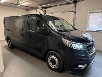 damaged passenger cars Renault Trafic  2025/7