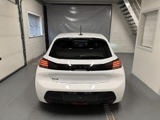 Peugeot 208  picture 6
