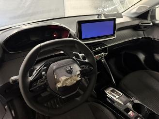 Peugeot 208  picture 9