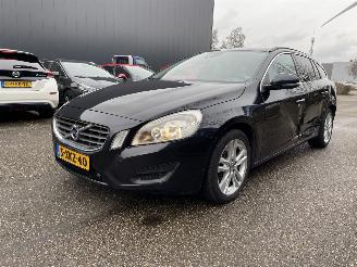 damaged passenger cars Volvo V-60 2.0 aut. 2011/11