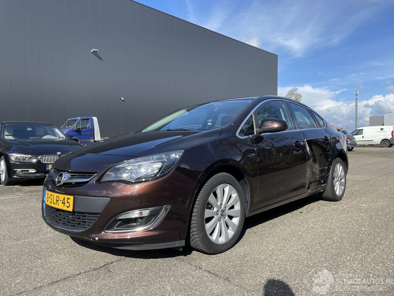 Opel Astra 1.4T 103KW Sedan