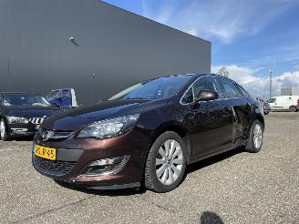 krockskadad bil auto Opel Astra 1.4T 103KW Sedan 2013/10