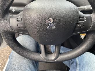 Peugeot 208 1.2 60kw picture 14