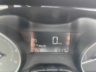 Peugeot 208 1.2 60kw picture 12