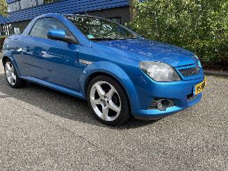 Vaurioauto  passenger cars Opel Tigra 1.8 2005/10