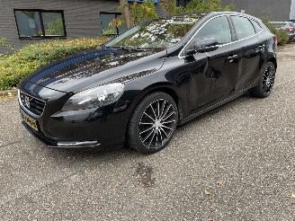 Vaurioauto  passenger cars Volvo V-40 2.0d 2015/12
