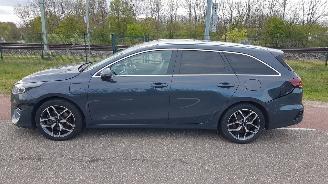Vaurioauto  passenger cars Kia Ceed 1.6GDi PHEV 77KW 2023/4