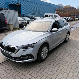 krockskadad bil auto Skoda Octavia ambition 2023/1