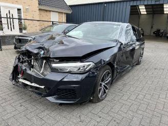damaged passenger cars BMW 5-serie d M Sport Touring 210KW Facelift Mild Hybrit 2021/3