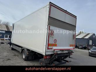 krockskadad bil vrachtwagen Mercedes   2023/8