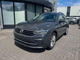 krockskadad bil auto Volkswagen Tiguan III Life TSI 96 kW 16V TSI NAVI+ 2021/4