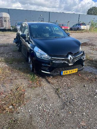 damaged passenger cars Renault Clio 1.5 DCI 2018/1