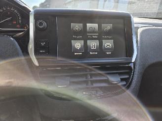 Peugeot 208  picture 10