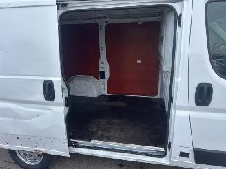 Peugeot Boxer 330 2.0 BlueHDI L1H1 Premium picture 25