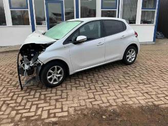Coche siniestrado Peugeot 208 208 I (CA/CC/CK/CL), Hatchback, 2012 / 2019 1.2 Vti 12V PureTech 82 2015/10