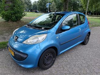 damaged passenger cars Peugeot 107 50 kW (68 PK)  998 cc. 2006/8