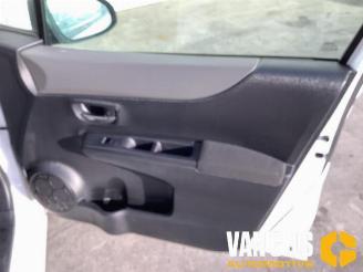 Toyota Yaris Yaris III (P13), Hatchback, 2010 / 2020 1.0 12V VVT-i picture 11