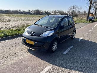 Peugeot 107 1.0-12v picture 2