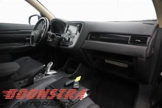 Mitsubishi Outlander 2.0 16V PHEV 4x4 SUV  Elektrisch Benzine 1.998cc 89kW (121pk) 4x4 2012-12 (GGP2) 4B11 picture 15