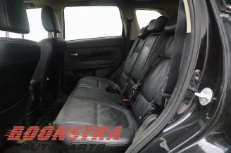 Mitsubishi Outlander 2.0 16V PHEV 4x4 SUV  Elektrisch Benzine 1.998cc 89kW (121pk) 4x4 2012-12 (GGP2) 4B11 picture 13