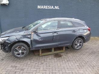 Salvage car Hyundai I-30 i30 Wagon (PDEF), Combi, 2017 1.5 T-GDI 16V Hybrid 48V 2022/1