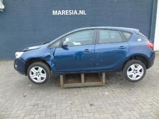 Coche siniestrado Opel Astra Astra J (PC6/PD6/PE6/PF6), Hatchback 5-drs, 2009 / 2015 1.6 16V Ecotec 2011/11