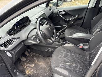 Peugeot 208  picture 8